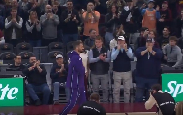 et365（中国）官方网站、APP下载、bet365 Sports-青春的回忆！骑士主场致敬乐福 所有观众起立鼓掌欢呼！